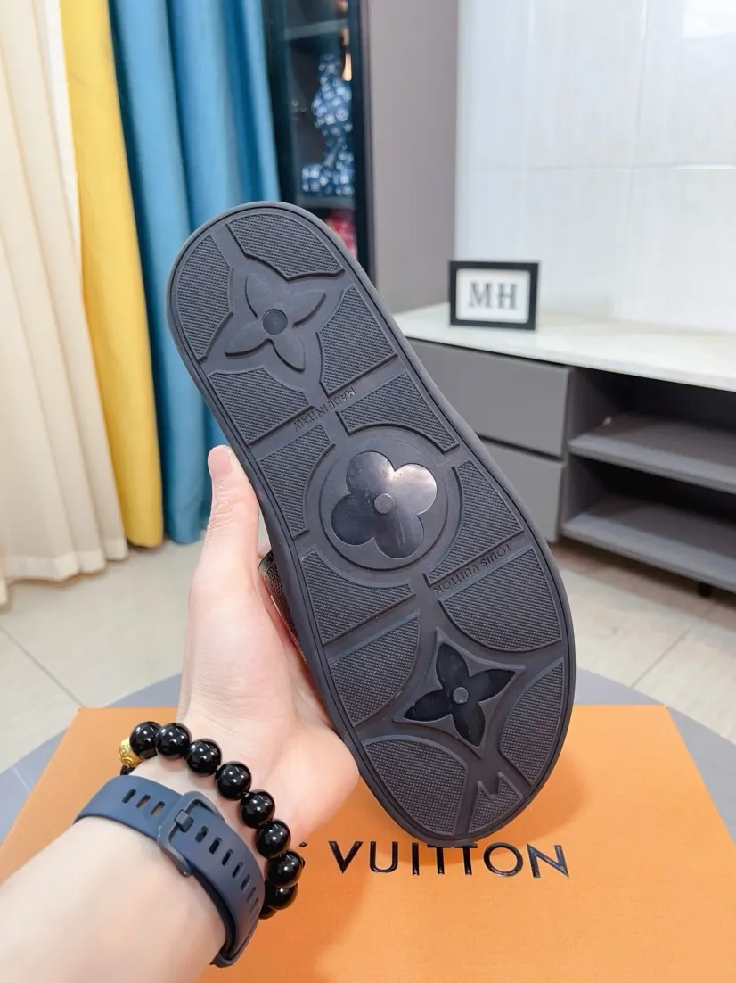 Ex-factory price 320🌹🌹 (lv-Louis Vuitton) new men's sandals, high-end boutique, exquisite embossed logo decoration on the upper, fine workmanship, super soft soles, casual, loose and comfortable, a must-have in summer! \nsize：38-44